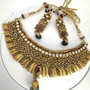 Antique Gold Necklace Set with Kundan and Gemstone Accents 5585