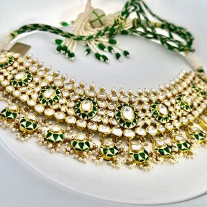 Exquisite Kundan and Pearl Jewelry Set